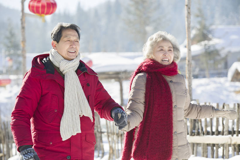 东方人,成年人,老年人,两个人,丈夫,妻子,笑,微笑,露齿笑,横图,室外,白天,正面,旅游,度假,快乐,幸福,美景,雪,标志建筑,地标,建筑,照明,中国,春节,亚洲,连接,风俗,节日,庆祝,装饰,并排,灯笼,栅栏,纸灯笼,房屋,景观,乡村,冬天,建筑群,休闲装,娱乐,建设,现代,传统,红色,白色,自然,手套,围巾,灯具,享受,休闲,温暖,景色,放松,寒冷,活力,精神,亲密,摄影,生活方式,围脖,保暖,华丽,照亮,点缀,住房,享乐,仪式,御寒,照明设备,中国文化,自然风光,典礼,户外活动,东亚,东亚文化,陪同,黑龙江,衬托,美观,雅致,雅观,牡丹江,元旦,制度,陪伴,无忧无虑,老年男性,老年女性,男人,男性,女人,女性,亚洲人,中国人,情侣,休闲活动,步行,手牵手,半身,彩图,欢乐,居住区,传统文化,冬衣,雪乡,传统节日,伴随,bj175