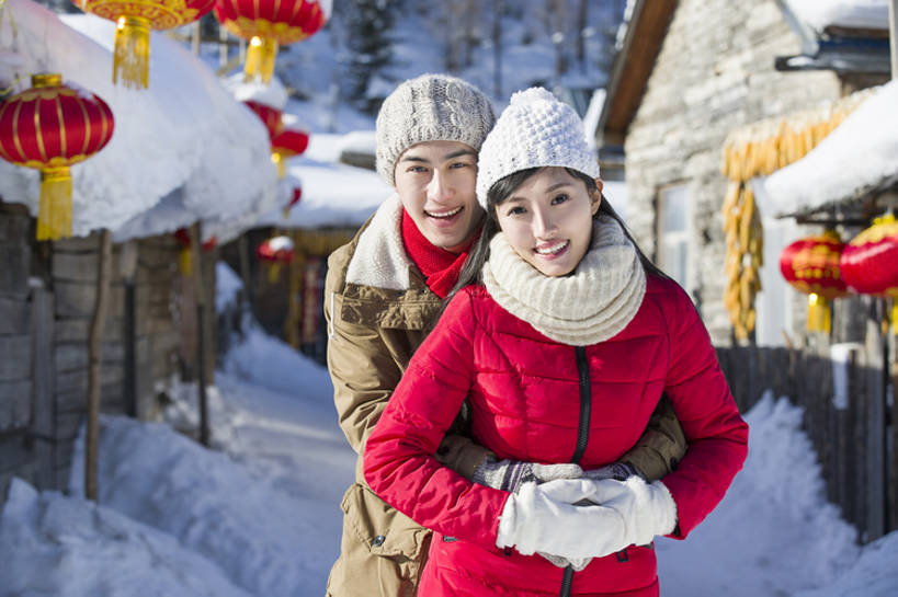 东方人,成年人,两个人,丈夫,妻子,笑,微笑,露齿笑,横图,室外,白天,正面,爱情,旅游,度假,快乐,幸福,美景,雪,门,标志建筑,地标,建筑,帽子,照明,中国,春节,亚洲,连接,风俗,节日,庆祝,装饰,灯笼,纸灯笼,房屋,景观,乡村,冬天,建筑群,门口,浪漫,注视,休闲装,娱乐,建设,现代,传统,红色,白色,自然,手套,围巾,灯具,观察,看,站着,享受,休闲,温暖,温馨,景色,恩爱,放松,寒冷,活力,精神,亲密,搭,恋人,摄影,生活方式,围脖,观看,保暖,华丽,照亮,点缀,和睦,察看,住房,享乐,仪式,御寒,照明设备,搭着,关爱,关注,中国文化,自然风光,典礼,东亚,东亚文化,陪同,黑龙江,衬托,美观,雅致,雅观,编织帽,牡丹江,元旦,制度,陪伴,无忧无虑,男人,男性,年轻男性,年轻女性,女人,女性,亚洲人,中国人,年轻人,情侣,手牵手,拥抱,半身,彩图,欢乐,伴侣,融洽,居住区,传统文化,冬衣,雪乡,传统节日,伴随,bj175