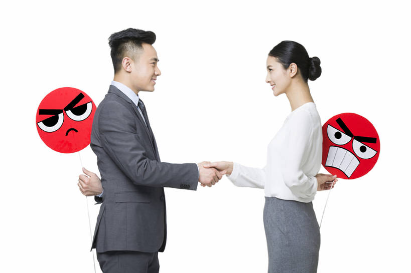 东方人,成年人,脸,头,脸颊,两个人,同事,商务人士,商务男性,商务女性,握手,笑,微笑,露齿笑,横图,留白,抠图,白色背景,侧面,衬衫,裙子,西装,商务,快乐,幸福,成功,合作,团队,集体,信心,竞争,互联网,北京,中国,亚洲,握,套装,正装,生气,冲突,圆形,标志,符号,文字,领带,标识,现代,队伍,站着,职业,概念,表情,面对面,卡通,乐趣,亲密,淘气,同意,压力,握着,摄影,生活方式,悲伤,礼节,创造力,领导,隐藏,高雅,享乐,伤心,难过,成就,标点,问候,商务装,情绪,合伙,领袖,工薪阶层,东亚,背手,陪同,一套,敌对,悲哀,红脸,哀痛,悲戚,悲痛,猜疑,陪伴,男人,男性,年轻男性,年轻女性,女人,女性,亚洲人,中国人,年轻人,头部,脸部,脸蛋,面部,白领,上班族,彩图,影棚拍摄,衬衣,欢乐,文字表情,颜表情,颜文字,办公室职员,拟人,两面派,表情符号,伴随,bj175