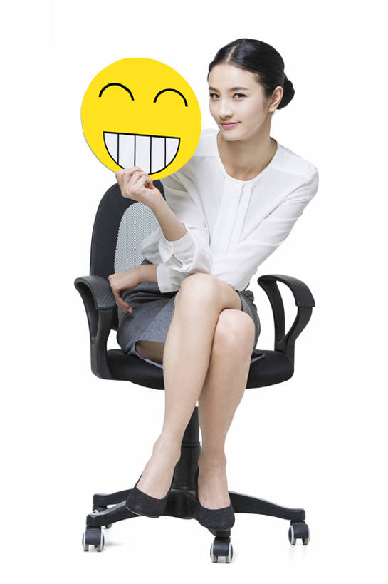 东方人,成年人,脸,头,脸颊,一个人,商务人士,商务女性,笑,微笑,露齿笑,竖图,留白,抠图,白色背景,正面,高跟鞋,裙子,商务,时尚,快乐,幸福,纯洁,互联网,椅子,北京,中国,亚洲,仅一个年轻女性,仅一个女性,仅一个人,握,正装,圆形,标志,符号,文字,二郎腿,注视,标识,现代,观察,看,职业,概念,表情,卡通,可爱,童年,童趣,握着,摄影,介绍,生活方式,观看,办公椅,察看,创造力,笑脸,享乐,关注,标点,出示,情绪,童真,东亚,烂漫,无邪,天真,年轻女性,女人,女性,亚洲人,中国人,年轻人,头部,脸部,脸蛋,面部,白领,坐着,彩图,全身,影棚拍摄,欢乐,文字表情,颜表情,颜文字,办公室职员,拟人,表情符号,bj175
