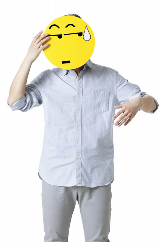 东方人,成年人,脸,头,脸颊,手,一个人,举,摸,竖图,留白,抠图,白色背景,正面,纯洁,互联网,北京,中国,亚洲,仅一个男性,仅一个人,抚摸,覆盖,圆形,标志,符号,面具,文字,记事本,休闲装,标识,现代,仅一个年轻男性,本子,笔记本,手势,托,站着,概念,表情,卡通,可爱,童年,童趣,斜视,遮,遮掩,摄影,汗水,生活方式,幽默,创造力,掩盖,隐藏,遮挡,标点,情绪,童真,东亚,烂漫,无邪,遮盖,掩饰,天真,男人,男性,年轻男性,亚洲人,中国人,年轻人,头部,脸部,脸蛋,面部,触摸,接触,举起,举手,举着,向上举,向上伸,向上托,彩图,影棚拍摄,困窘,文字表情,颜表情,颜文字,打手势,拟人,表情符号,惭愧,bj175