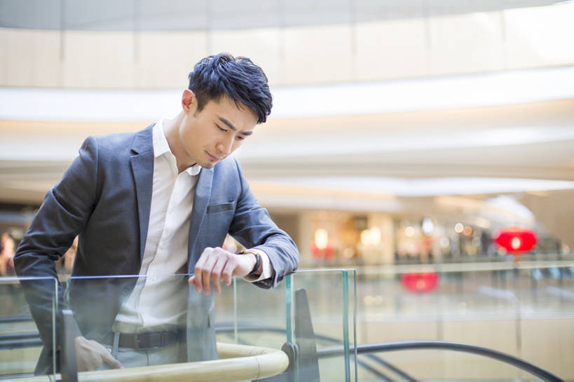 东方人,成年人,一个人,栏杆,横图,室内,白天,正面,购物,度假,时尚,消费,美景,城市风光,城市,建筑,商场,北京,中国,亚洲,仅一个男性,仅一个人,正装,电动扶梯,景观,市场,注视,娱乐,顾客,玻璃制品,仅一个年轻男性,观察,看,靠,靠着,站着,享受,休闲,景色,放松,零售,财富,金融,摄影,生活方式,观看,腕表,察看,付款,核对,都市风光,购买,关注,等,市区,选购,贸易,百货公司,东亚,血拼,男人,男性,年轻男性,亚洲人,中国人,年轻人,白领,两手抄兜,彩图,开领,韩版,校对,校勘,bj175