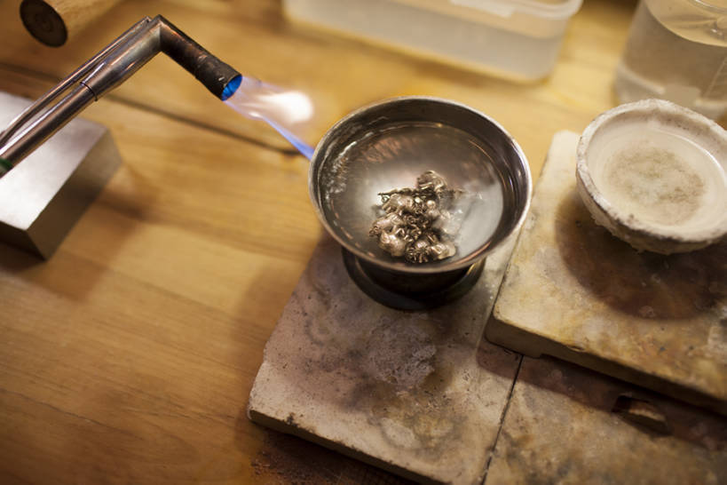 无人,办公室,横图,室内,特写,奢侈,时尚,集体,技术,桌子,金属制品,珠宝,北京,中国,亚洲,连接,组合,装饰,融化,金属,材料,工具,火焰,矿石,器材,银色,艺术品,利益,燃烧,热,现代,装饰品,工艺品,做,团体,创意,摄影,奋斗,技巧,修理,昂贵,电焊,焊接,制造,贵重,愿望,组织,珠宝商,宝石,紧固,工作室,拼接,坚定,拼凑,努力,手艺,工作台,创新,东亚,焊枪,手工具,拼合,凑集,聚合,撮合,牢固,新意,电弧焊,工匠,理想,宝贵,技能,技艺,喷灯,美术工艺,设计,彩图,妙技,本领,人工宝石,人造宝石,产品设计,bj175