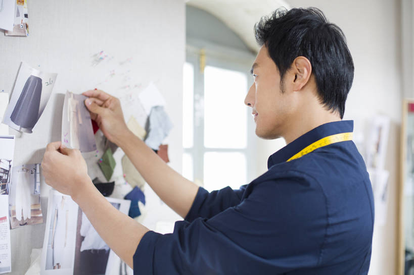 东方人,成年人,脸,头,脸颊,一个人,商务人士,设计师,裁缝,办公室,微笑,横图,室内,白天,侧面,商务,时尚,快乐,幸福,集体,信心,技术,窗户,纺织品,北京,中国,亚洲,仅一个男性,仅一个人,握,准备,工作,粘住,纸,墙,利益,休闲装,现代,肩膀,仅一个年轻男性,卷尺,站着,职业,团体,握着,创意,摄影,奋斗,生活方式,技巧,灵感,胶水,愿望,组织,创造力,专心,享乐,工作室,努力,手艺,忙碌,草图,创新,东亚,新意,理想,式样,技能,技艺,想法,美术工艺,企业家,认真,男人,男性,年轻男性,亚洲人,中国人,年轻人,头部,脸部,脸蛋,面部,美术设计员,设计,设计家,设计者,彩图,欢乐,妙技,本领,纺织工业,产品设计,bj175