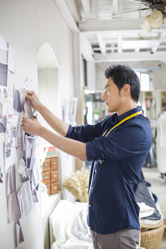 东方人,成年人,一个人,商务人士,设计师,裁缝,办公室,微笑,竖图,室内,白天,侧面,商务,时尚,快乐,幸福,集体,信心,技术,窗户,纺织品,北京,中国,亚洲,仅一个男性,仅一个人,握,准备,工作,粘住,纸,墙,利益,休闲装,现代,仅一个年轻男性,卷尺,站着,职业,团体,握着,创意,摄影,奋斗,生活方式,技巧,灵感,胶水,愿望,组织,创造力,专心,享乐,工作室,努力,手艺,忙碌,草图,创新,东亚,新意,理想,式样,技能,技艺,想法,美术工艺,企业家,认真,男人,男性,年轻男性,亚洲人,中国人,年轻人,美术设计员,设计,设计家,设计者,彩图,欢乐,妙技,本领,纺织工业,产品设计,bj175