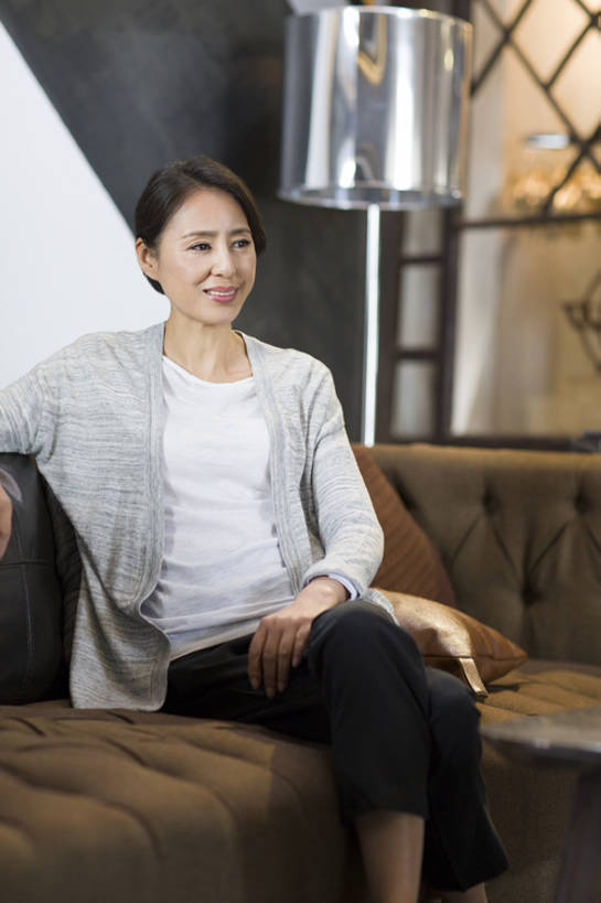 东方人,成年人,中年人,老年人,一个人,商务人士,设计师,裁缝,办公室,商店,笑,微笑,露齿笑,竖图,室内,白天,正面,商务,时尚,快乐,幸福,集体,信心,技术,沙发,纺织品,北京,中国,亚洲,仅一个女性,仅一个人,利益,二郎腿,休闲装,现代,衣服,靠,靠着,仅一个中年女性,职业,独立,团体,财富,创意,摄影,奋斗,生活方式,技巧,愿望,组织,创造力,享乐,服装店,工作室,华贵,努力,手艺,创新,东亚,新意,理想,式样,技能,技艺,店主,美术工艺,企业家,老年女性,女人,女性,中年女性,亚洲人,中国人,美术设计员,设计,设计家,设计者,坐着,彩图,欢乐,妙技,本领,上流社会,纺织工业,产品设计,bj175