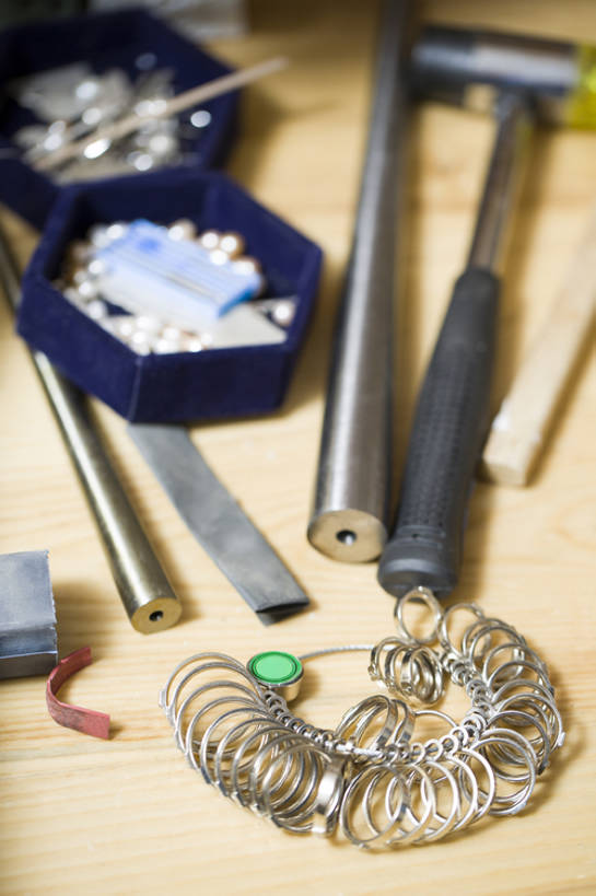 无人,办公室,竖图,室内,特写,集体,技术,桌子,金属制品,珠宝,北京,中国,亚洲,金属,锤子,工具,器材,艺术品,利益,现代,尺,戒指,工艺品,做,团体,创意,摄影,奋斗,技巧,修理,制造,愿望,组织,珠宝商,工作室,努力,手艺,工作台,创新,东亚,手工具,新意,工匠,理想,技能,技艺,美术工艺,设计,彩图,妙技,本领,产品设计,bj175