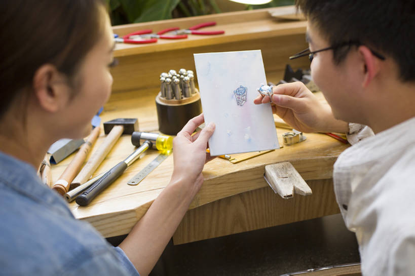 东方人,成年人,脸,头,脸颊,两个人,同事,设计师,办公室,横图,室内,奢侈,时尚,成功,合作,团队,集体,信心,技术,桌子,金属制品,珠宝,北京,中国,亚洲,握,检查,装饰,工作,金属,工具,矿石,器材,艺术品,利益,休闲装,现代,队伍,肩膀,装饰品,背面,戒指,工艺品,看,做,职业,团体,比较,亲密,握着,财富,创意,摄影,奋斗,查看,技巧,昂贵,照亮,制造,贵重,愿望,组织,创造力,专心,珠宝商,领导,宝石,工作室,成就,华贵,坚定,努力,手艺,忙碌,合伙,领袖,草图,工作台,钻石戒指,创新,东亚,陪同,珠宝店,手工具,新意,工匠,理想,宝贵,技能,技艺,陪伴,美术工艺,企业家,蓝宝石,男人,男性,年轻男性,年轻女性,女人,女性,亚洲人,中国人,年轻人,头部,脸部,脸蛋,面部,美术设计员,设计,设计家,设计者,坐着,彩图,妙技,本领,人工宝石,人造宝石,产品设计,伴随,bj175