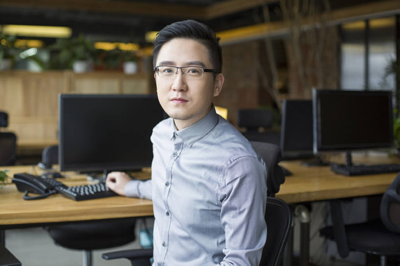 东方人,成年人,中年人,一个人,商务人士,工程师,技术人员,商务男性,办公室,横图,室内,白天,正面,衬衫,商务,快乐,信心,显示器,互联网,技术,桌子,城市,北京,中国,亚洲,仅一个男性,仅一个人,仅一个中年男性,套装,正装,工作,屏幕,眼镜,注视,现代,观察,看,职业,独立,摄影,生活方式,观看,察看,企业,公司,关注,商务装,工薪阶层,东亚,无线电技术,技能,计算机,男人,男性,中年男性,亚洲人,中国人,白领,上班族,技术员,坐着,半身,彩图,衬衣,办公室职员,程序员,bj175