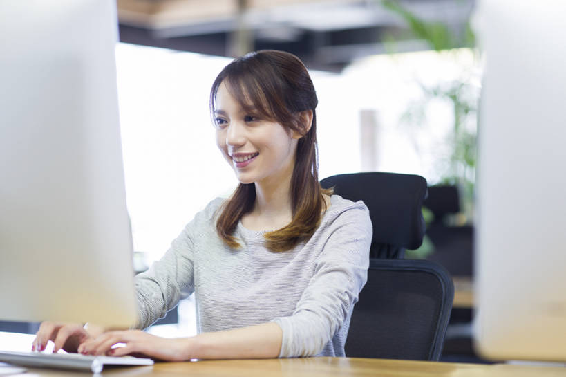 东方人,成年人,一个人,商务人士,工程师,技术人员,商务女性,办公室,笑,微笑,露齿笑,横图,室内,白天,正面,商务,时尚,快乐,幸福,信心,显示器,互联网,技术,桌子,城市,椅子,北京,中国,亚洲,仅一个年轻女性,仅一个女性,仅一个人,连接,敲打,工作,联系,休闲装,输入,现代,打字,职业,摄影,生活方式,点击,敲击,专心,享乐,企业,公司,东亚,无线电技术,技能,按键,计算机,年轻女性,女人,女性,亚洲人,中国人,年轻人,白领,技术员,沟通,坐着,半身,彩图,欢乐,办公室职员,程序员,bj175