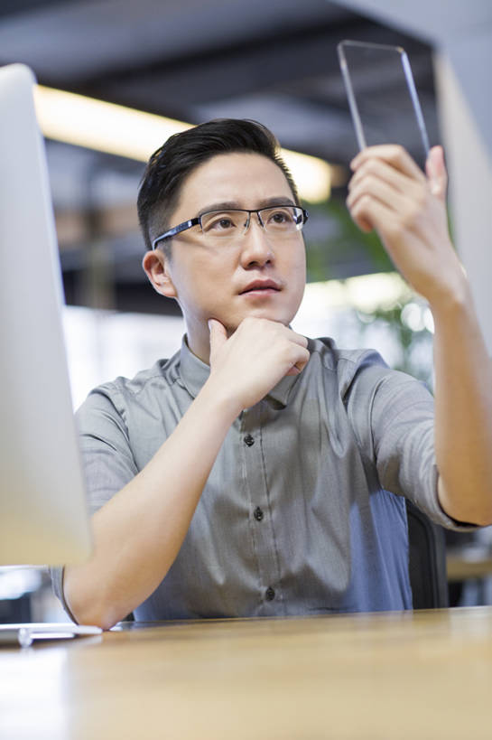 东方人,成年人,中年人,一个人,商务人士,工程师,技术人员,商务男性,办公室,举,竖图,室内,白天,正面,衬衫,商务,时尚,智慧,信心,显示器,互联网,技术,桌子,城市,手机,玻璃,北京,中国,亚洲,仅一个男性,仅一个人,仅一个中年男性,撑,握,套装,透明,工作,屏幕,眼镜,触摸屏,托腮,显示屏,现代,模型,看,托,职业,握着,摄影,生活方式,触控板,创造力,专心,企业,公司,托下巴,努力,液晶显示器,商务装,便携式,工薪阶层,智能手机,输出设备,东亚,发展,无线电技术,技能,认真,计算机,男人,男性,中年男性,亚洲人,中国人,白领,上班族,设计,技术员,举起,举手,举着,向上举,向上伸,向上托,坐着,半身,彩图,衬衣,办公室职员,计算机软件,程序员,bj175