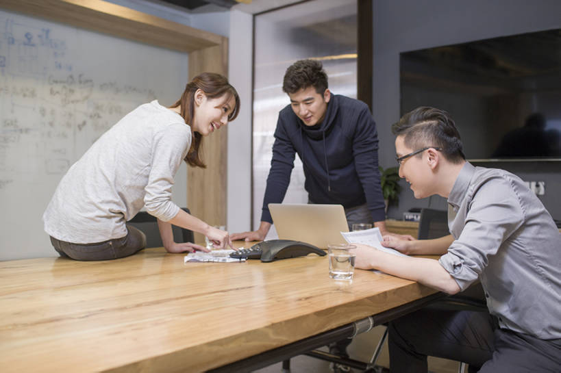 东方人,成年人,中年人,三个人,同事,商务人士,技术人员,商务男性,商务女性,办公室,会议室,笑,打电话,微笑,露齿笑,横图,室内,白天,正面,衬衫,商务,时尚,讨论,快乐,幸福,智慧,成功,合作,团队,集体,信心,计划,笔记本电脑,技术,桌子,城市,北京,中国,亚洲,敲打,弯腰,握,套装,工作,会议,眼镜,纸,会议桌,听,拨打,注视,休闲装,输入,现代,队伍,白板,打字,观察,看,靠,靠着,站着,职业,面对面,规划,亲密,握着,摄影,生活方式,观看,点击,敲击,察看,专心,领导,享乐,企业,公司,成就,关注,忙碌,商务装,合伙,领袖,工薪阶层,东亚,发展,陪同,会议电话,策略,无线电技术,技能,陪伴,按键,男人,男性,年轻男性,年轻女性,女人,女性,中年男性,亚洲人,中国人,年轻人,白领,上班族,设计,电话机,技术员,说话,坐着,彩图,衬衣,欢乐,办公室职员,电话会议,程序员,伴随,bj175