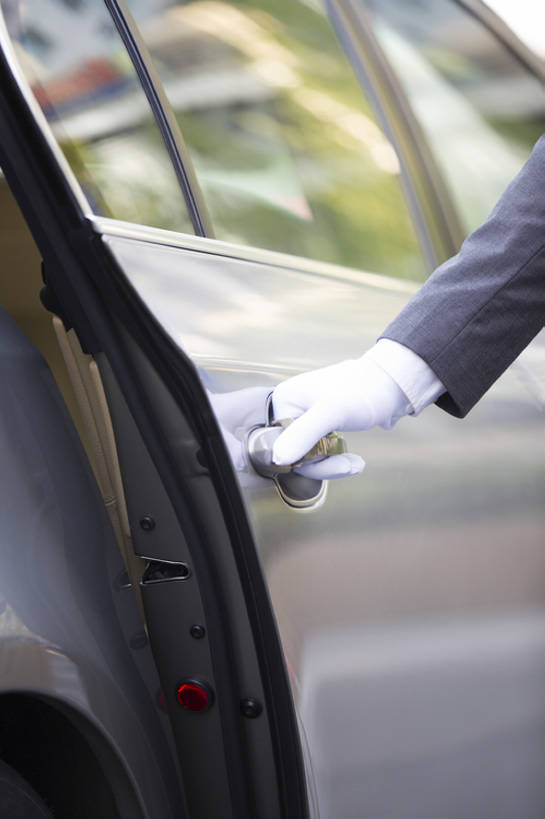 东方人,成年人,手,一个人,服务员,司机,竖图,室外,白天,西装,商务,门,城市,汽车,北京,中国,亚洲,仅一个男性,仅一个人,握,开,套装,正装,机动车,现代,车,仅一个年轻男性,白色,把手,车门,手套,门框,交通工具,轿车,站着,职业,服务,握着,财富,运输,摄影,生活方式,协助,部分,便利,贵族,载具,华贵,豪华轿车,东亚,一套,技能,男人,男性,年轻男性,亚洲人,中国人,年轻人,手臂,服务生,驾驶员,侍者,彩图,上流社会,代驾,家用车,bj175