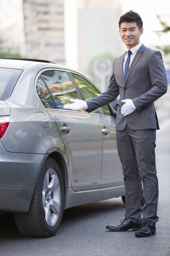 东方人,成年人,一个人,服务员,司机,笑,微笑,露齿笑,竖图,室外,白天,正面,西装,度假,商务,时尚,快乐,幸福,信心,美景,城市风光,城市,建筑,汽车,北京,中国,亚洲,仅一个男性,仅一个人,套装,正装,工作,景观,机动车,注视,娱乐,现代,车,仅一个年轻男性,白色,手套,交通工具,轿车,观察,看,手势,站着,职业,享受,休闲,景色,放松,服务,财富,运输,摄影,生活方式,观看,协助,礼节,察看,便利,享乐,都市风光,关注,载具,华贵,问候,豪华轿车,市区,东亚,一套,技能,男人,男性,年轻男性,亚洲人,中国人,年轻人,服务生,驾驶员,侍者,彩图,全身,欢乐,打手势,上流社会,代驾,家用车,bj175