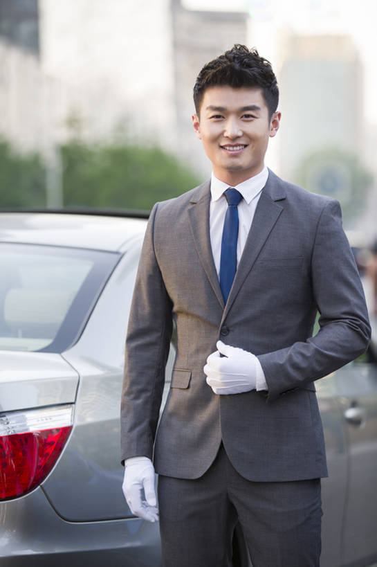 东方人,成年人,一个人,服务员,司机,笑,微笑,露齿笑,竖图,室外,白天,正面,西装,度假,商务,时尚,快乐,幸福,信心,美景,城市风光,城市,建筑,汽车,北京,中国,亚洲,仅一个男性,仅一个人,套装,正装,工作,景观,机动车,注视,娱乐,现代,车,仅一个年轻男性,白色,手套,交通工具,轿车,观察,看,站着,职业,享受,休闲,景色,放松,服务,财富,运输,摄影,生活方式,观看,协助,礼节,察看,便利,享乐,都市风光,关注,载具,华贵,肖像,豪华轿车,市区,东亚,一套,技能,男人,男性,年轻男性,亚洲人,中国人,年轻人,服务生,驾驶员,侍者,彩图,欢乐,上流社会,代驾,家用车,bj175