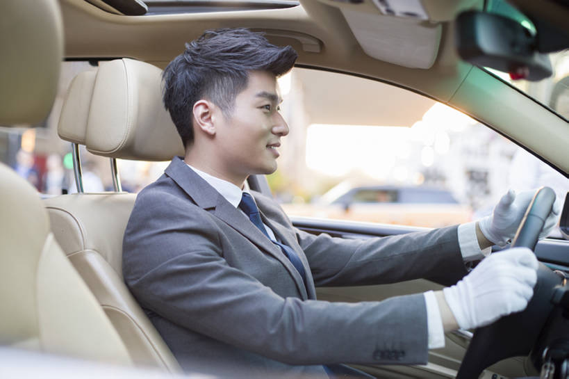 东方人,成年人,一个人,服务员,司机,笑,微笑,露齿笑,横图,室外,白天,侧面,西装,商务,时尚,快乐,幸福,信心,城市,汽车,北京,中国,亚洲,仅一个男性,仅一个人,握,套装,正装,工作,机动车,现代,座位,车,仅一个年轻男性,白色,方向盘,手套,交通工具,轿车,开车,职业,服务,握着,财富,运输,摄影,生活方式,协助,便利,享乐,载具,华贵,驾驶室,驾车,豪华轿车,车座,驾驶座,东亚,一套,技能,男人,男性,年轻男性,亚洲人,中国人,年轻人,服务生,驾驶员,侍者,坐着,半身,彩图,欢乐,代驾,家用车,bj175