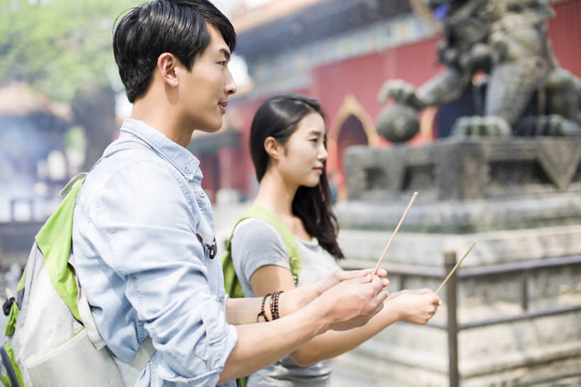 东方人,成年人,两个人,学生,寺庙,横图,室外,白天,侧面,爱情,旅游,度假,运气,名胜古迹,标志建筑,城市,地标,建筑,北京,中国,亚洲,行人,游客,游人,连接,握,并排,包,建筑群,浪漫,燃烧,T恤,休闲装,娱乐,建设,传统,路人,旅客,背包,祈祷,站着,享受,休闲,温暖,温馨,熏香,旅游胜地,恩爱,放松,亲密,握着,许愿,约会,恋人,摄影,宗教,佛教,生活方式,保护,和睦,中国文化,东亚,宗教用品,东亚文化,背包客,陪同,雍和宫,古代文明,陪伴,过客,男人,男性,年轻男性,年轻女性,女人,女性,亚洲人,中国人,年轻人,情侣,大学生,休闲活动,半身,彩图,旅行,礼拜堂,伴侣,融洽,传统文化,伴随,bj175