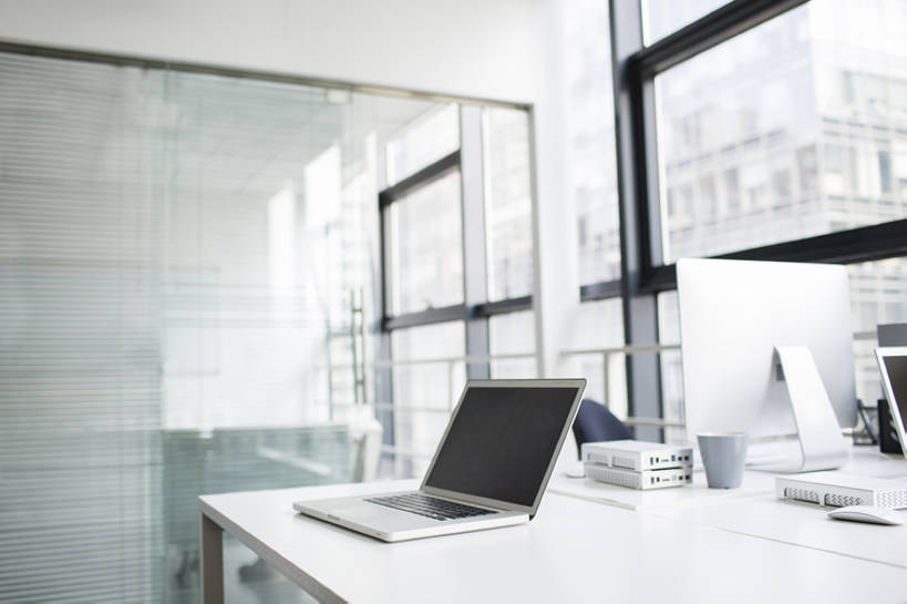 无人,办公室,横图,室内,白天,商务,电脑,笔记本电脑,显示器,互联网,技术,窗户,桌子,城市,北京,中国,亚洲,网络,屏幕,办公用品,干净,输入设备,通讯设备,现代,书桌,台式电脑,办公大楼,摄影,通信设备,输出设备,东亚,硬盘驱动器,无线电技术,电脑一体机,计算机,彩图,bj175