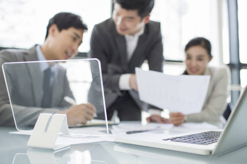 东方人,成年人,三个人,同事,商务人士,工程师,技术人员,商务男性,商务女性,办公室,会议室,笑,微笑,露齿笑,横图,室内,白天,正面,衬衫,商务,讨论,快乐,幸福,智慧,成功,合作,团队,集体,信心,计划,笔记本电脑,显示器,互联网,技术,窗户,桌子,城市,杯子,北京,中国,亚洲,弯腰,握,套装,正装,透明,工作,会议,屏幕,纸,会议桌,办公用品,触摸屏,显示屏,现代,队伍,玻璃制品,文具,模型,水杯,学习用品,站着,职业,规划,亲密,握着,摄影,生活方式,触控板,文具用品,创造力,专心,领导,享乐,效率,企业,公司,成就,努力,液晶显示器,商务装,便携式,合伙,领袖,工薪阶层,平板电脑,输出设备,东亚,发展,陪同,策略,无线电技术,技能,陪伴,男人,男性,年轻男性,年轻女性,女人,女性,亚洲人,中国人,年轻人,白领,上班族,设计,玻璃杯,技术员,说话,坐着,半身,彩图,衬衣,欢乐,办公室职员,计算机软件,程序员,伴随,bj175