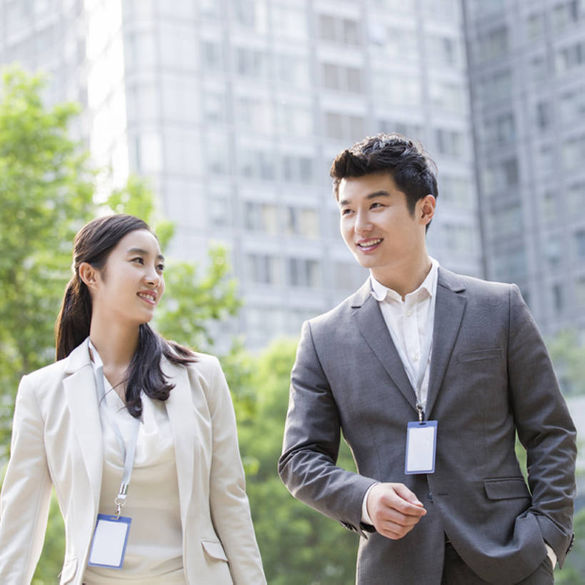 东方人,成年人,三个人,同事,商务人士,商务男性,商务女性,笑,微笑,露齿笑,方图,室外,白天,正面,衬衫,西装,度假,商务,时尚,讨论,快乐,幸福,成功,合作,团队,集体,信心,美景,城市风光,城市,建筑,北京,中国,亚洲,一排,套装,正装,开会,整齐,并排,工作,会议,景观,领带,首都,听,娱乐,现代,队伍,排列,站着,职业,享受,休闲,办公大楼,景色,放松,亲密,金融,摄影,生活方式,领导,享乐,经理,成就,都市风光,队列,门卡,商务装,合伙,领袖,市区,工薪阶层,东亚,陪同,一套,中华人民共和国,北京市,京,北平,华北地区,陪伴,金融区,男人,男性,年轻男性,年轻女性,女人,女性,亚洲人,中国人,年轻人,白领,上班族,步行,两手抄兜,说话,半身,彩图,衬衣,欢乐,北京CBD,北京商务中心区,中国北京大北窑,办公室职员,商务会议,开领,伴随,bj175