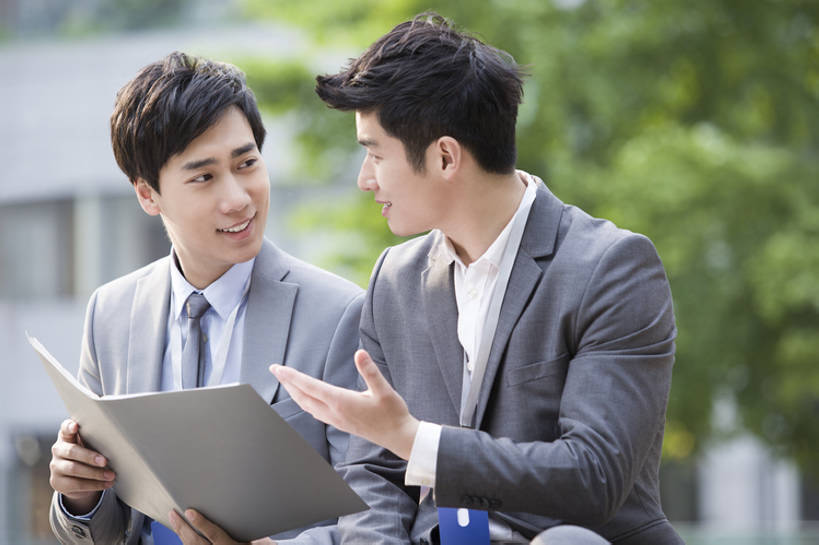 东方人,成年人,两个人,同事,商务人士,商务男性,笑,微笑,露齿笑,横图,室外,白天,正面,衬衫,西装,度假,商务,讨论,快乐,幸福,智慧,成功,合作,团队,集体,信心,计划,美景,城市风光,城市,建筑,北京,中国,亚洲,握,套装,正装,开会,并排,工作,会议,分析,文件,纸,景观,领带,文件夹,首都,听,娱乐,现代,队伍,手势,职业,享受,休闲,面对面,办公大楼,景色,放松,规划,亲密,握着,金融,摄影,生活方式,领导,享乐,成就,都市风光,门卡,商务装,合伙,领袖,市区,工薪阶层,东亚,陪同,一套,中华人民共和国,北京市,京,北平,华北地区,策略,陪伴,金融区,男人,男性,年轻男性,亚洲人,中国人,年轻人,白领,上班族,说话,坐着,半身,彩图,衬衣,欢乐,北京CBD,北京商务中心区,中国北京大北窑,办公室职员,打手势,商务会议,开领,财务报告,进度报告,伴随,bj175