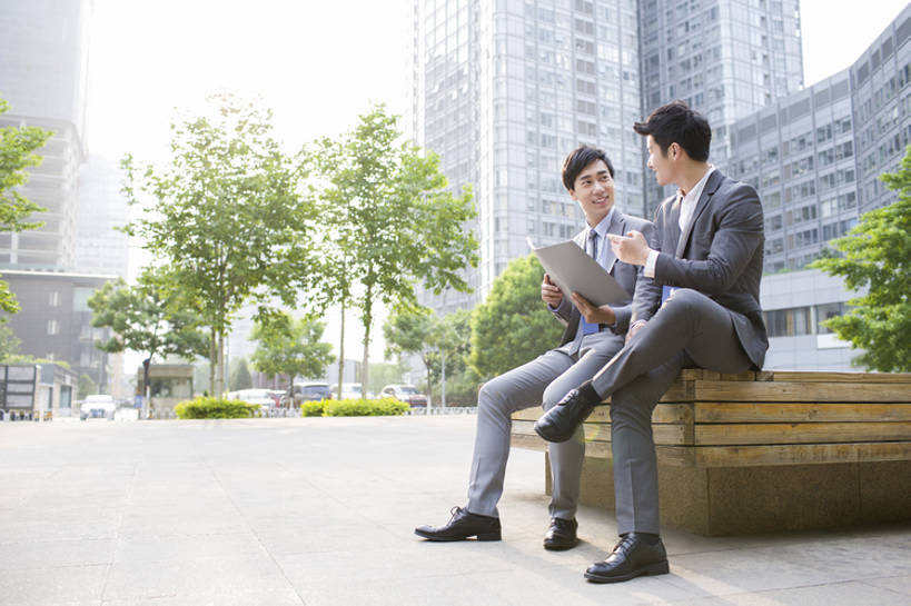 东方人,成年人,两个人,同事,商务人士,商务男性,广场,笑,微笑,露齿笑,横图,室外,白天,正面,衬衫,西装,度假,商务,讨论,快乐,幸福,智慧,成功,合作,团队,集体,信心,计划,美景,城市风光,城市,建筑,北京,中国,亚洲,握,套装,正装,开会,并排,工作,会议,分析,文件,纸,长椅,景观,领带,文件夹,首都,二郎腿,听,娱乐,现代,队伍,树,手势,职业,享受,休闲,面对面,办公大楼,景色,放松,规划,亲密,握着,金融,摄影,生活方式,领导,享乐,成就,都市风光,门卡,商务装,合伙,领袖,市区,工薪阶层,东亚,陪同,一套,中华人民共和国,北京市,京,北平,华北地区,策略,陪伴,金融区,男人,男性,年轻男性,亚洲人,中国人,年轻人,白领,上班族,说话,坐着,彩图,全身,衬衣,欢乐,高层建筑,北京CBD,北京商务中心区,中国北京大北窑,办公室职员,打手势,商务会议,开领,财务报告,进度报告,伴随,bj175