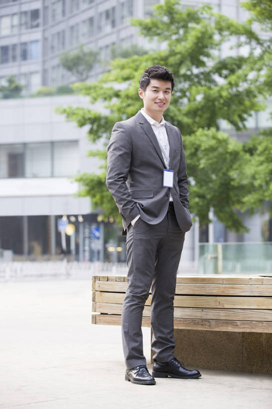 东方人,成年人,一个人,商务人士,商务男性,笑,微笑,露齿笑,竖图,室外,白天,正面,衬衫,度假,商务,快乐,幸福,信心,美景,城市风光,城市,建筑,北京,中国,亚洲,仅一个男性,仅一个人,套装,正装,长椅,景观,首都,注视,娱乐,现代,树,仅一个年轻男性,观察,看,站着,职业,享受,休闲,办公大楼,景色,放松,金融,摄影,生活方式,观看,察看,享乐,都市风光,关注,肖像,门卡,商务装,市区,工薪阶层,东亚,中华人民共和国,北京市,京,北平,华北地区,金融区,男人,男性,年轻男性,亚洲人,中国人,年轻人,白领,上班族,两手抄兜,彩图,全身,衬衣,欢乐,北京CBD,北京商务中心区,中国北京大北窑,办公室职员,开领,bj175