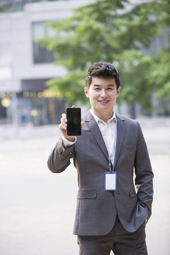 东方人,成年人,一个人,商务人士,工程师,技术人员,商务男性,笑,微笑,露齿笑,竖图,室外,白天,正面,衬衫,度假,商务,快乐,幸福,信心,互联网,技术,美景,城市风光,城市,手机,北京,中国,亚洲,仅一个男性,仅一个人,连接,握,套装,正装,工作,屏幕,景观,触摸屏,首都,联系,注视,娱乐,现代,仅一个年轻男性,观察,看,站着,职业,享受,休闲,办公大楼,景色,放松,握着,金融,摄影,介绍,生活方式,经济,观看,察看,便利,创造力,享乐,都市风光,关注,门卡,出示,商务装,便携式,市区,贸易,工薪阶层,智能手机,东亚,发展,中华人民共和国,北京市,京,北平,华北地区,无线电技术,技能,金融区,男人,男性,年轻男性,亚洲人,中国人,年轻人,白领,上班族,设计,技术员,两手抄兜,彩图,衬衣,欢乐,商业,北京CBD,北京商务中心区,中国北京大北窑,办公室职员,计算机软件,程序员,开领,bj175