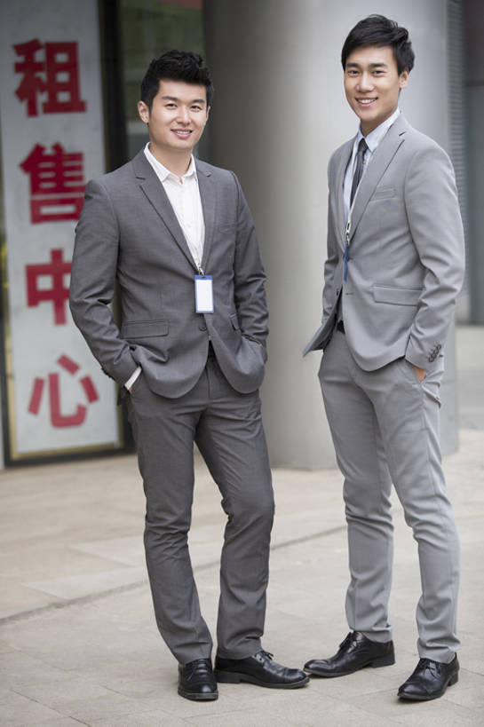 东方人,成年人,两个人,同事,商务人士,商务男性,笑,微笑,露齿笑,竖图,室外,白天,正面,衬衫,西装,度假,商务,快乐,幸福,成功,合作,团队,集体,信心,美景,城市风光,城市,建筑,北京,中国,亚洲,套装,正装,工作,房屋,景观,领带,首都,注视,娱乐,现代,队伍,观察,看,站着,职业,享受,休闲,办公大楼,景色,放松,亲密,服务,摄影,生活方式,观看,合同,变更,察看,领导,享乐,企业,公司,成就,都市风光,关注,房地产,销售,肖像,门卡,商务装,协议,合伙,领袖,市区,贩卖,工薪阶层,东亚,陪同,一套,中华人民共和国,北京市,京,北平,华北地区,设立,终止,陪伴,租赁,金融区,男人,男性,年轻男性,亚洲人,中国人,年轻人,白领,上班族,两手抄兜,彩图,全身,衬衣,欢乐,北京CBD,北京商务中心区,中国北京大北窑,办公室职员,开领,伴随,bj175