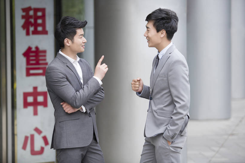 东方人,成年人,两个人,同事,商务人士,商务男性,笑,微笑,露齿笑,横图,室外,白天,侧面,衬衫,西装,度假,商务,讨论,快乐,幸福,成功,合作,团队,集体,信心,美景,城市风光,城市,建筑,北京,中国,亚洲,套装,正装,工作,房屋,景观,领带,首都,娱乐,现代,队伍,手势,站着,职业,享受,休闲,面对面,办公大楼,景色,放松,亲密,服务,摄影,生活方式,合同,变更,领导,享乐,企业,公司,成就,都市风光,房地产,销售,门卡,商务装,协议,合伙,领袖,市区,贩卖,工薪阶层,东亚,陪同,一套,中华人民共和国,北京市,京,北平,华北地区,设立,终止,陪伴,租赁,金融区,男人,男性,年轻男性,亚洲人,中国人,年轻人,白领,上班族,两手抄兜,说话,彩图,衬衣,欢乐,北京CBD,北京商务中心区,中国北京大北窑,办公室职员,打手势,开领,伴随,bj175