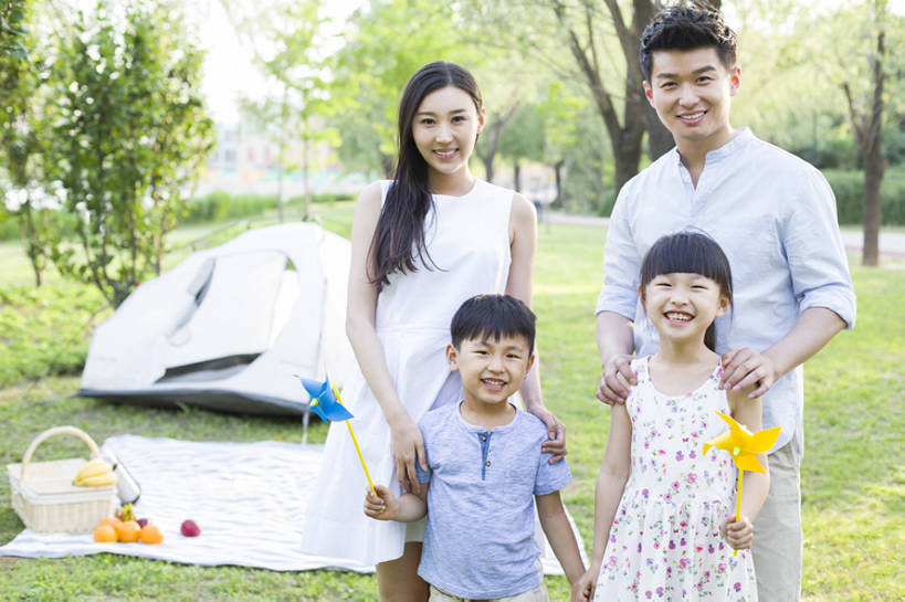 东方人,婴儿,儿童,成年人,四个人,家庭,夫妻,丈夫,妻子,父母,母亲,父亲,女儿,儿子,兄弟,姐妹,公园,站,笑,微笑,露齿笑,横图,室外,白天,正面,裙子,爱情,旅游,度假,快乐,幸福,纯洁,农业,风能,风力发电机,草地,草坪,美景,植物,风车,纸风车,水果,玩具,北京,中国,亚洲,连接,握,环保,电力,篮子,帐篷,坐垫,景观,食品,野餐,浪漫,玩,注视,休闲装,娱乐,设备,现代,草,树,小孩,绿色,自然,绿地,夏天,观察,看,站着,享受,休闲,温暖,温馨,父子,母子,一家人,发电,机械,景色,恩爱,放松,父爱,活力,季节,可爱,乐趣,母爱,亲密,童年,童趣,搭,握着,工业,恋人,摄影,活泼,生长,生活方式,能源,观看,环境,生态,和睦,资源,察看,享乐,合影,风力机,搭着,关爱,关注,清新,自然风光,亲情,宝宝,肖像,露营,野营,户外活动,利用,童真,低碳,东亚,纯真,烂漫,无邪,陪同,宿营,野餐垫,野餐地毯,多功能毯,陪伴,无忧无虑,伶俐,天真,风力发电,风力涡轮机,男孩,男人,男性,年轻男性,年轻女性,女孩,女人,女性,亚洲人,中国人,孩子,年轻人,夫妇,情侣,全家福,站立,彩图,爱,欢乐,伴侣,融洽,野餐篮,男生,伴随,bj175