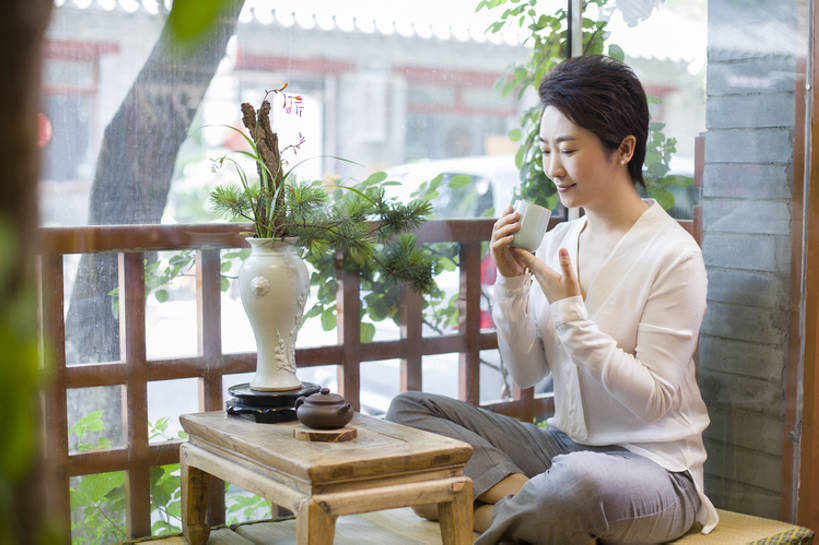东方人,成年人,中年人,一个人,商店,坐,盘腿,微笑,横图,室内,白天,正面,下午茶,快乐,幸福,技术,植物,茶,窗户,桌子,城市,杯子,玻璃,北京,中国,亚洲,仅一个女性,仅一个人,喝,握,透明,食品,饮品,古典,茶几,注视,休闲装,闻,传统,饮食,树叶,食物,饮料,绿色,茶壶,茶馆,观察,看,仅一个中年女性,休闲,健康,陶器,放松,握着,财富,摄影,紫砂壶,生活方式,中国茶,观看,技巧,察看,高雅,享乐,关注,可口,清新,中国文化,爱好,手艺,古典风格,东亚,热饮,健康食物,技能,技艺,适口,店主,无忧无虑,盆景树,女人,女性,中年女性,亚洲人,中国人,茶杯,休闲活动,盘腿而坐,盘膝,盘着腿的,盘着腿坐,双腿交叉,坐着,彩图,全身,欢乐,妙技,茶文化,本领,尝,茶艺师,bj175