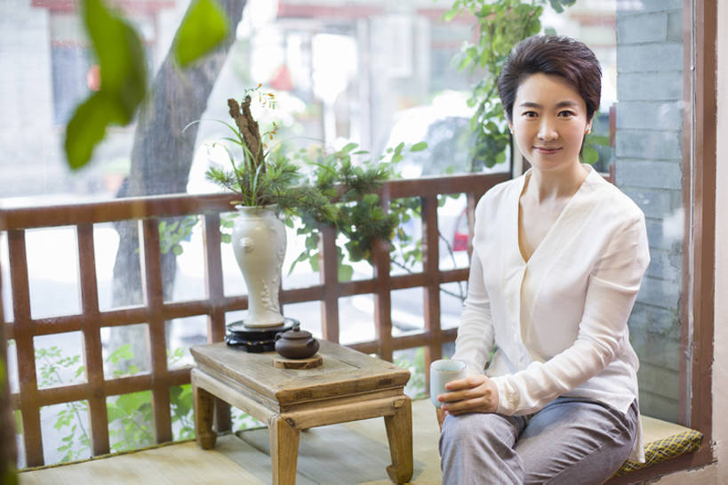 东方人,成年人,中年人,一个人,商店,微笑,横图,室内,白天,正面,下午茶,快乐,幸福,技术,植物,茶,窗户,桌子,城市,杯子,玻璃,北京,中国,亚洲,仅一个女性,仅一个人,喝,握,透明,食品,饮品,古典,二郎腿,茶几,注视,休闲装,传统,饮食,树叶,食物,饮料,绿色,茶壶,茶馆,观察,看,仅一个中年女性,休闲,健康,陶器,放松,握着,财富,摄影,紫砂壶,生活方式,中国茶,观看,技巧,察看,高雅,享乐,关注,可口,清新,中国文化,肖像,爱好,手艺,古典风格,东亚,热饮,健康食物,技能,技艺,适口,店主,无忧无虑,盆景树,女人,女性,中年女性,亚洲人,中国人,茶杯,休闲活动,坐着,彩图,欢乐,妙技,茶文化,本领,茶艺师,bj175