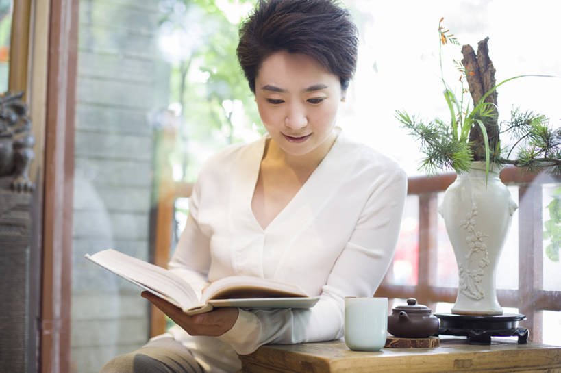 东方人,成年人,中年人,一个人,商店,微笑,横图,室内,白天,正面,下午茶,快乐,幸福,技术,植物,茶,窗户,桌子,城市,杯子,玻璃,北京,中国,亚洲,仅一个女性,仅一个人,喝,握,透明,食品,饮品,古典,茶几,注视,休闲装,传统,饮食,树叶,食物,饮料,绿色,茶壶,茶馆,观察,看,靠,靠着,仅一个中年女性,休闲,健康,陶器,放松,读,握着,财富,摄影,紫砂壶,生活方式,中国茶,观看,技巧,察看,专心,高雅,享乐,关注,可口,清新,中国文化,爱好,手艺,古典风格,东亚,热饮,健康食物,技能,技艺,适口,店主,无忧无虑,盆景树,女人,女性,中年女性,亚洲人,中国人,茶杯,书,休闲活动,坐着,半身,彩图,欢乐,妙技,茶文化,本领,茶艺师,bj175