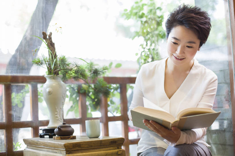 东方人,成年人,中年人,一个人,商店,笑,微笑,露齿笑,横图,室内,白天,正面,下午茶,快乐,幸福,技术,植物,茶,窗户,桌子,城市,杯子,玻璃,北京,中国,亚洲,仅一个女性,仅一个人,喝,握,透明,食品,饮品,古典,茶几,注视,休闲装,传统,饮食,树叶,食物,饮料,绿色,茶壶,茶馆,观察,看,仅一个中年女性,休闲,健康,陶器,放松,读,握着,财富,摄影,紫砂壶,生活方式,中国茶,观看,技巧,察看,专心,高雅,享乐,关注,可口,清新,中国文化,爱好,手艺,古典风格,东亚,热饮,健康食物,技能,技艺,适口,店主,无忧无虑,盆景树,女人,女性,中年女性,亚洲人,中国人,茶杯,书,休闲活动,坐着,彩图,欢乐,妙技,茶文化,本领,茶艺师,bj175