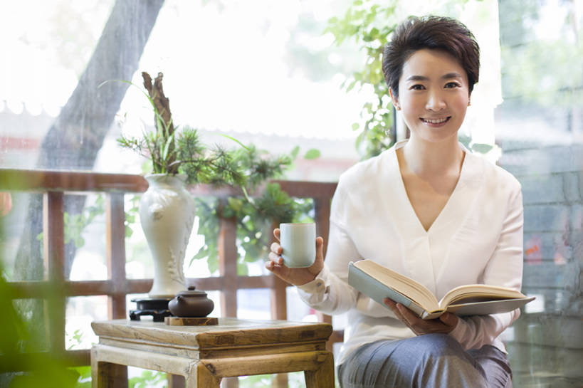 东方人,成年人,中年人,一个人,商店,笑,微笑,露齿笑,横图,室内,白天,正面,下午茶,快乐,幸福,技术,植物,茶,窗户,桌子,城市,杯子,玻璃,北京,中国,亚洲,仅一个女性,仅一个人,喝,握,透明,食品,饮品,古典,二郎腿,茶几,注视,休闲装,传统,饮食,树叶,食物,饮料,绿色,茶壶,茶馆,观察,看,仅一个中年女性,休闲,健康,陶器,放松,读,握着,财富,摄影,紫砂壶,生活方式,中国茶,观看,技巧,察看,高雅,享乐,关注,可口,清新,中国文化,爱好,手艺,古典风格,东亚,热饮,健康食物,技能,技艺,适口,店主,无忧无虑,盆景树,女人,女性,中年女性,亚洲人,中国人,茶杯,书,休闲活动,坐着,彩图,欢乐,妙技,茶文化,本领,茶艺师,bj175