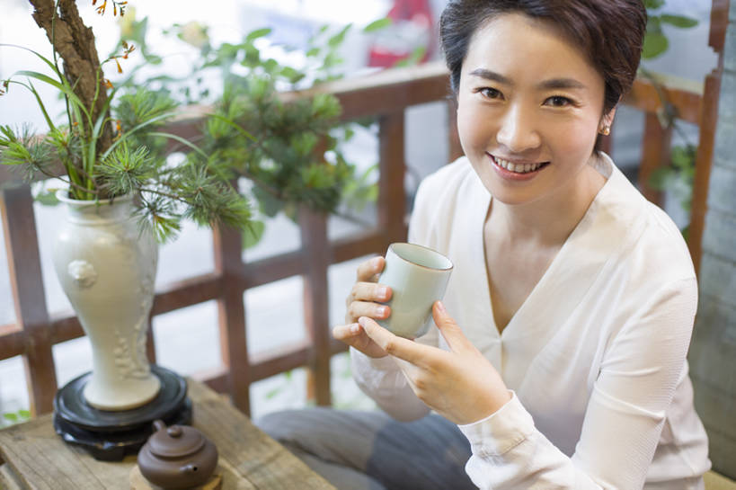 东方人,成年人,中年人,一个人,商店,笑,微笑,露齿笑,横图,室内,白天,正面,下午茶,快乐,幸福,植物,茶,城市,杯子,北京,中国,亚洲,仅一个女性,仅一个人,喝,食品,饮品,古典,注视,休闲装,传统,饮食,树叶,食物,饮料,绿色,茶壶,茶馆,观察,看,仅一个中年女性,休闲,健康,放松,财富,摄影,紫砂壶,生活方式,中国茶,观看,察看,高雅,享乐,关注,可口,清新,中国文化,爱好,古典风格,东亚,热饮,健康食物,适口,店主,无忧无虑,盆景树,女人,女性,中年女性,亚洲人,中国人,茶杯,休闲活动,坐着,彩图,高角度拍摄,欢乐,茶文化,尝,茶艺师,bj175