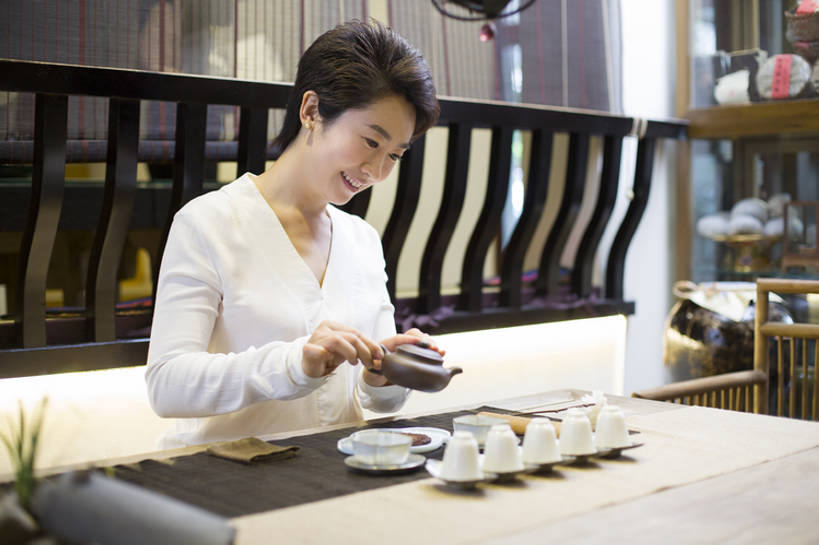 东方人,成年人,中年人,一个人,服务员,商店,栏杆,笑,微笑,露齿笑,横图,室内,白天,正面,下午茶,快乐,幸福,技术,茶,桌子,城市,杯子,北京,中国,亚洲,仅一个女性,仅一个人,一排,倒,握,准备,整齐,木制,茶道,食品,饮品,古典,茶几,注视,休闲装,传统,饮食,食物,饮料,排列,茶壶,茶馆,观察,看,仅一个中年女性,职业,休闲,健康,陶器,服务,握着,摄影,紫砂壶,生活方式,中国茶,观看,技巧,察看,高雅,优美,享乐,队列,关注,可口,中国文化,爱好,手艺,古典风格,东亚,热饮,健康食物,技能,技艺,适口,店主,女人,女性,中年女性,亚洲人,中国人,服务生,侍者,茶杯,休闲活动,坐着,半身,彩图,欢乐,妙技,茶文化,传统文化,本领,茶艺师,bj175