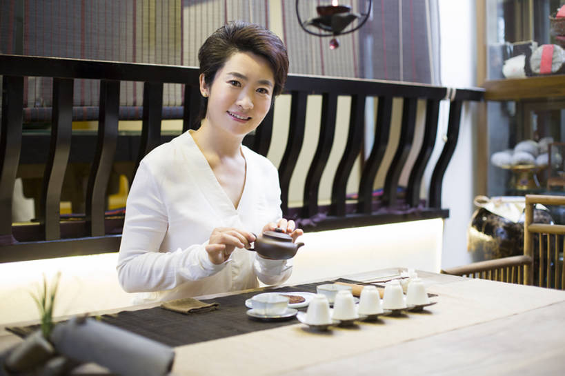 东方人,成年人,中年人,一个人,服务员,商店,栏杆,笑,微笑,露齿笑,横图,室内,白天,正面,下午茶,快乐,幸福,技术,茶,桌子,城市,杯子,北京,中国,亚洲,仅一个女性,仅一个人,一排,倒,握,准备,整齐,木制,茶道,食品,饮品,古典,茶几,注视,休闲装,传统,饮食,食物,饮料,排列,茶壶,茶馆,观察,看,仅一个中年女性,职业,休闲,健康,陶器,服务,握着,摄影,紫砂壶,生活方式,中国茶,观看,技巧,察看,高雅,优美,享乐,队列,关注,可口,中国文化,爱好,手艺,古典风格,东亚,热饮,健康食物,技能,技艺,适口,店主,女人,女性,中年女性,亚洲人,中国人,服务生,侍者,茶杯,休闲活动,坐着,半身,彩图,欢乐,妙技,茶文化,传统文化,本领,茶艺师,bj175