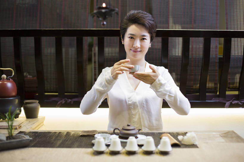 东方人,成年人,中年人,一个人,服务员,商店,微笑,横图,室内,白天,正面,下午茶,快乐,幸福,技术,茶,桌子,城市,杯子,北京,中国,亚洲,仅一个女性,仅一个人,一排,握,准备,整齐,木制,茶道,食品,饮品,古典,注视,休闲装,传统,饮食,食物,饮料,排列,茶壶,茶馆,观察,看,仅一个中年女性,职业,休闲,健康,陶器,服务,握着,摄影,紫砂壶,生活方式,中国茶,观看,技巧,察看,高雅,优美,享乐,队列,关注,可口,中国文化,爱好,手艺,古典风格,东亚,热饮,健康食物,技能,技艺,适口,店主,女人,女性,中年女性,亚洲人,中国人,服务生,侍者,茶杯,休闲活动,坐着,半身,彩图,欢乐,妙技,茶文化,传统文化,本领,茶艺师,bj175