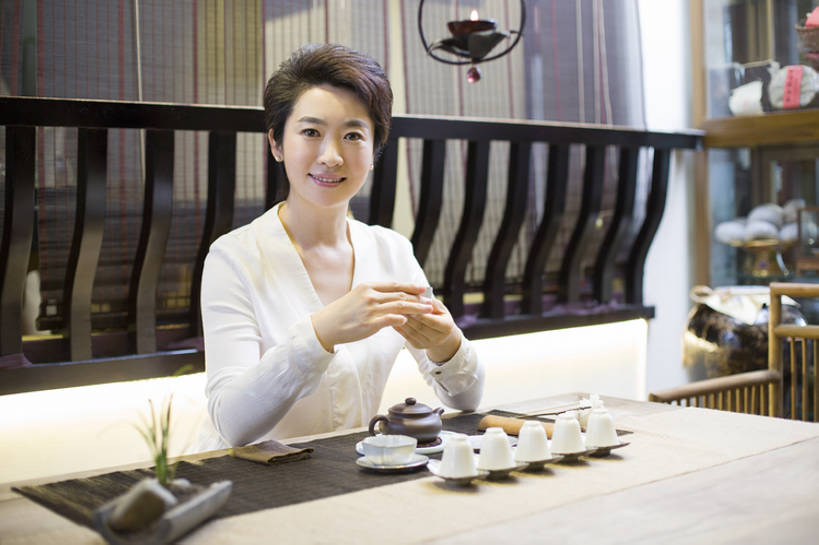 东方人,成年人,中年人,一个人,服务员,商店,笑,微笑,露齿笑,横图,室内,白天,正面,下午茶,快乐,幸福,技术,茶,桌子,城市,杯子,北京,中国,亚洲,仅一个女性,仅一个人,一排,握,准备,整齐,木制,茶道,食品,饮品,古典,注视,休闲装,传统,饮食,食物,饮料,排列,茶壶,茶馆,观察,看,仅一个中年女性,职业,休闲,健康,陶器,服务,握着,摄影,紫砂壶,生活方式,中国茶,观看,技巧,察看,高雅,优美,享乐,队列,关注,可口,中国文化,爱好,手艺,古典风格,东亚,热饮,健康食物,技能,技艺,适口,店主,女人,女性,中年女性,亚洲人,中国人,服务生,侍者,茶杯,休闲活动,坐着,半身,彩图,欢乐,妙技,茶文化,传统文化,本领,茶艺师,bj175