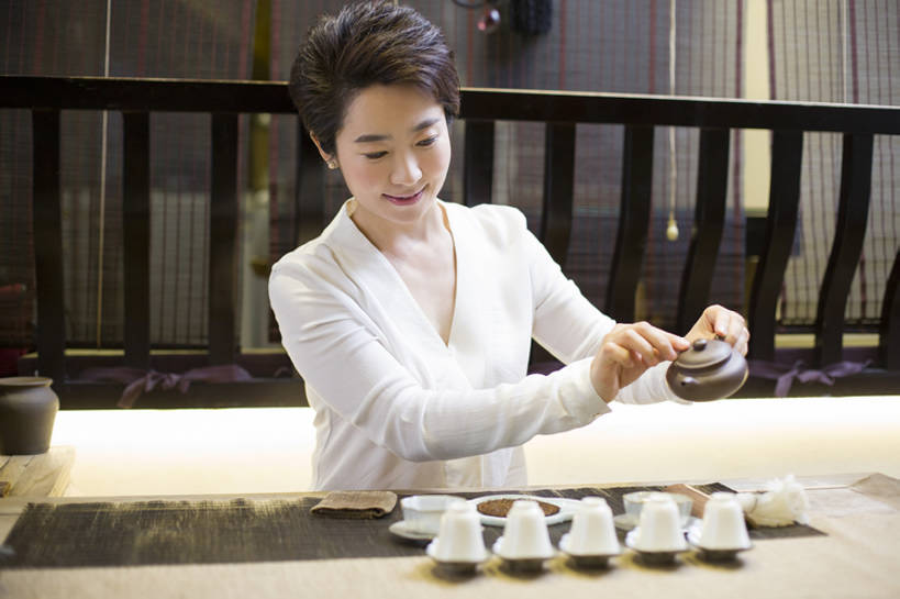 东方人,成年人,中年人,一个人,服务员,商店,栏杆,微笑,横图,室内,白天,正面,下午茶,快乐,幸福,技术,茶,桌子,城市,杯子,北京,中国,亚洲,仅一个女性,仅一个人,一排,倒,握,准备,整齐,木制,茶道,食品,饮品,古典,茶几,注视,休闲装,传统,饮食,食物,饮料,排列,茶壶,茶馆,观察,看,仅一个中年女性,职业,休闲,健康,陶器,服务,握着,摄影,紫砂壶,生活方式,中国茶,观看,技巧,察看,高雅,优美,享乐,队列,关注,可口,中国文化,爱好,手艺,古典风格,东亚,热饮,健康食物,技能,技艺,适口,店主,女人,女性,中年女性,亚洲人,中国人,服务生,侍者,茶杯,休闲活动,坐着,半身,彩图,欢乐,妙技,茶文化,传统文化,本领,茶艺师,bj175