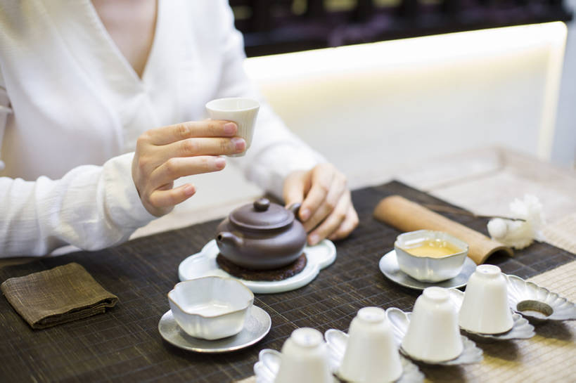 东方人,成年人,中年人,手,一个人,服务员,商店,横图,室内,白天,正面,下午茶,技术,茶,桌子,城市,杯子,北京,中国,亚洲,仅一个女性,仅一个人,一排,握,准备,整齐,木制,茶道,食品,饮品,古典,休闲装,传统,饮食,食物,饮料,排列,茶壶,茶馆,仅一个中年女性,职业,休闲,健康,陶器,服务,握着,摄影,紫砂壶,生活方式,中国茶,技巧,部分,高雅,优美,队列,可口,中国文化,爱好,手艺,古典风格,东亚,热饮,健康食物,技能,技艺,适口,店主,女人,女性,中年女性,亚洲人,中国人,服务生,侍者,茶杯,休闲活动,坐着,彩图,妙技,茶文化,传统文化,本领,茶艺师,bj175