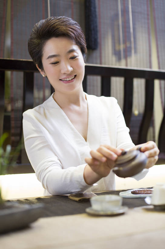 东方人,成年人,中年人,一个人,服务员,商店,笑,微笑,露齿笑,竖图,室内,白天,正面,下午茶,快乐,幸福,技术,茶,桌子,城市,杯子,北京,中国,亚洲,仅一个女性,仅一个人,倒,握,准备,木制,茶道,食品,饮品,古典,注视,休闲装,传统,饮食,食物,饮料,茶壶,茶馆,观察,看,仅一个中年女性,职业,休闲,健康,陶器,服务,握着,摄影,紫砂壶,生活方式,中国茶,观看,技巧,察看,高雅,优美,享乐,关注,可口,中国文化,爱好,手艺,古典风格,东亚,热饮,健康食物,技能,技艺,适口,店主,女人,女性,中年女性,亚洲人,中国人,服务生,侍者,茶杯,休闲活动,坐着,半身,彩图,欢乐,妙技,茶文化,传统文化,本领,茶艺师,bj175