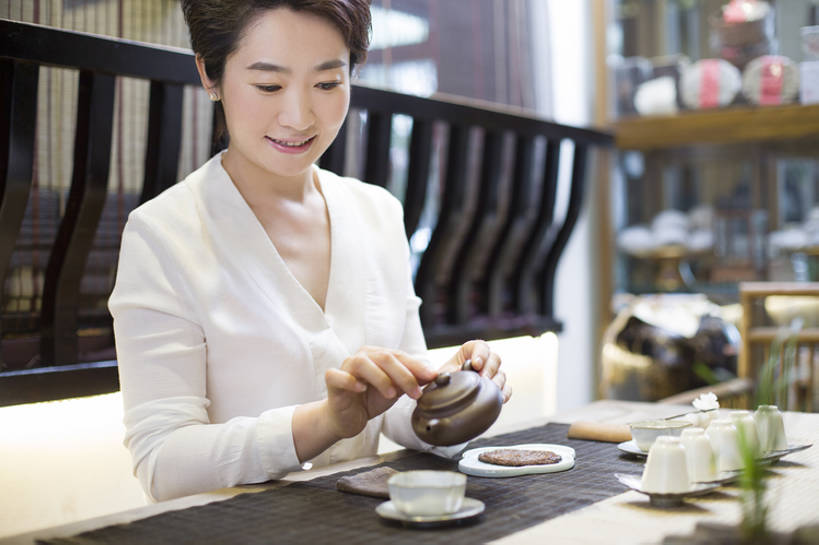 东方人,成年人,中年人,一个人,服务员,商店,栏杆,笑,微笑,露齿笑,横图,室内,白天,正面,下午茶,快乐,幸福,技术,茶,桌子,城市,杯子,北京,中国,亚洲,仅一个女性,仅一个人,一排,倒,握,准备,整齐,木制,茶道,食品,饮品,古典,茶几,注视,休闲装,传统,饮食,食物,饮料,排列,茶壶,茶馆,观察,看,仅一个中年女性,职业,休闲,健康,陶器,服务,握着,摄影,紫砂壶,生活方式,中国茶,观看,技巧,察看,高雅,优美,享乐,队列,关注,可口,中国文化,爱好,手艺,古典风格,东亚,热饮,健康食物,技能,技艺,适口,店主,女人,女性,中年女性,亚洲人,中国人,服务生,侍者,茶杯,休闲活动,坐着,半身,彩图,欢乐,妙技,茶文化,传统文化,本领,茶艺师,bj175