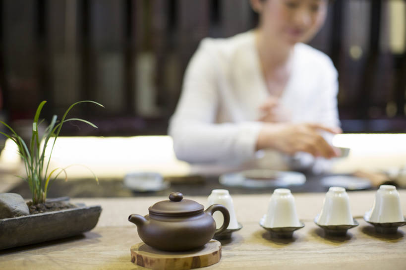 东方人,成年人,中年人,一个人,服务员,商店,横图,室内,白天,正面,下午茶,技术,植物,茶,桌子,城市,杯子,雕塑,北京,中国,亚洲,仅一个女性,仅一个人,一排,握,准备,艺术,整齐,装饰,木制,雕刻,雕像,盆栽,茶道,食品,盆景,饮品,古典,休闲装,传统,饮食,食物,饮料,排列,绿色,自然,茶壶,工艺品,茶馆,仅一个中年女性,职业,休闲,健康,陶器,服务,握着,摄影,紫砂壶,生长,生活方式,中国茶,成长,纪念,技巧,美术,队列,可口,中国文化,主题,爱好,手艺,古典风格,陈列,东亚,热饮,健康食物,功能,美学,技能,技艺,适口,店主,女人,女性,中年女性,亚洲人,中国人,服务生,侍者,茶杯,休闲活动,坐着,半身,彩图,妙技,茶文化,传统文化,本领,茶艺师,bj175