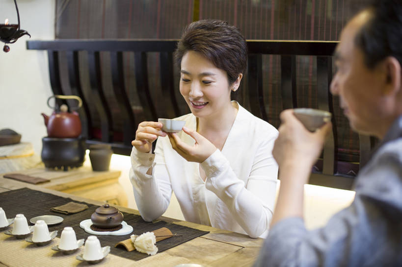 东方人,成年人,中年人,老年人,两个人,服务员,商店,笑,微笑,露齿笑,横图,室内,白天,正面,下午茶,快乐,友谊,幸福,技术,茶,桌子,城市,杯子,北京,中国,亚洲,一排,喝,握,准备,整齐,木制,茶道,食品,饮品,古典,休闲装,闻,传统,饮食,食物,饮料,排列,茶壶,茶馆,职业,休闲,健康,陶器,放松,亲密,服务,握着,摄影,紫砂壶,生活方式,中国茶,技巧,高雅,享乐,队列,可口,中国文化,爱好,手艺,古典风格,东亚,热饮,健康食物,陪同,技能,技艺,适口,陪伴,店主,老年男性,男人,男性,女人,女性,中年女性,亚洲人,中国人,服务生,侍者,茶杯,休闲活动,坐着,半身,彩图,欢乐,妙技,茶文化,传统文化,本领,尝,伴随,茶艺师,bj175