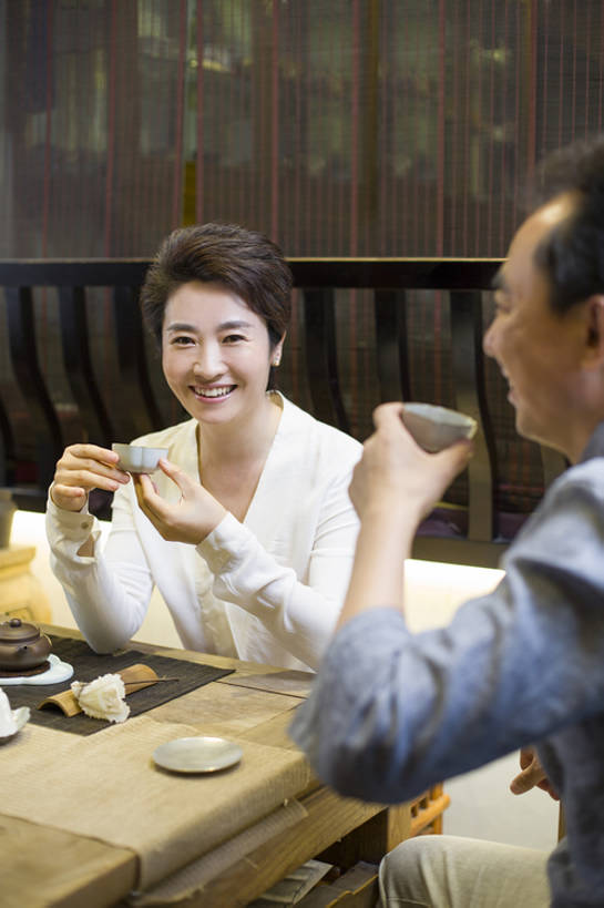 东方人,成年人,中年人,老年人,两个人,服务员,商店,笑,微笑,露齿笑,竖图,室内,白天,正面,下午茶,快乐,友谊,幸福,技术,茶,桌子,城市,杯子,北京,中国,亚洲,喝,握,准备,木制,茶道,食品,饮品,古典,注视,休闲装,闻,传统,饮食,食物,饮料,茶壶,茶馆,观察,看,职业,休闲,健康,陶器,放松,亲密,服务,握着,摄影,紫砂壶,生活方式,中国茶,观看,技巧,察看,高雅,享乐,关注,可口,中国文化,爱好,手艺,古典风格,东亚,热饮,健康食物,陪同,技能,技艺,适口,陪伴,店主,老年男性,男人,男性,女人,女性,中年女性,亚洲人,中国人,服务生,侍者,茶杯,休闲活动,坐着,半身,彩图,欢乐,妙技,茶文化,传统文化,本领,尝,伴随,茶艺师,bj175