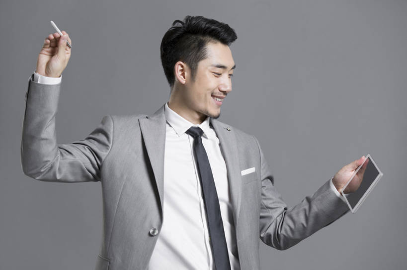 东方人,成年人,胡须,一个人,商务人士,商务男性,举,笑,微笑,露齿笑,横图,留白,正面,衬衫,西装,商务,时尚,快乐,幸福,信心,技术,北京,中国,亚洲,仅一个男性,仅一个人,握,灰色背景,套装,正装,屏幕,触摸屏,领带,现代,仅一个年轻男性,托,站着,职业,个性,握着,摄影,生活方式,触控板,科学技术,领导,享乐,经理,商务装,工薪阶层,平板电脑,东亚,一套,无线电技术,把握,男人,男性,年轻男性,亚洲人,中国人,年轻人,胡子,络腮胡,白领,上班族,触摸,举起,举手,举着,向上举,向上伸,向上托,半身,彩图,影棚拍摄,衬衣,欢乐,办公室职员,数码笔,掌控,bj175