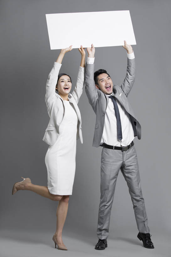 东方人,成年人,两个人,同事,商务人士,商务男性,商务女性,站,举,笑,微笑,露齿笑,竖图,留白,正面,高跟鞋,衬衫,裙子,西装,商务,时尚,快乐,欣喜若狂,兴奋,幸福,成功,合作,团队,集体,信心,北京,中国,亚洲,握,灰色背景,套装,正装,欢呼,庆祝,并排,领带,半空,大喊,现代,队伍,刺激,白板,看,托,向上看,站着,张嘴,职业,表情,个性,活力,亲密,握着,摄影,介绍,生活方式,踮脚,惊奇,幽默,单腿,领导,享乐,成就,出示,商务装,合伙,领袖,张大嘴巴,工薪阶层,东亚,陪同,一套,陪伴,男人,男性,年轻男性,年轻女性,女人,女性,亚洲人,中国人,年轻人,白领,上班族,张开嘴,举起,举手,举着,向上举,向上伸,向上托,站立,彩图,全身,影棚拍摄,衬衣,欢乐,办公室职员,好消息,伴随,bj175